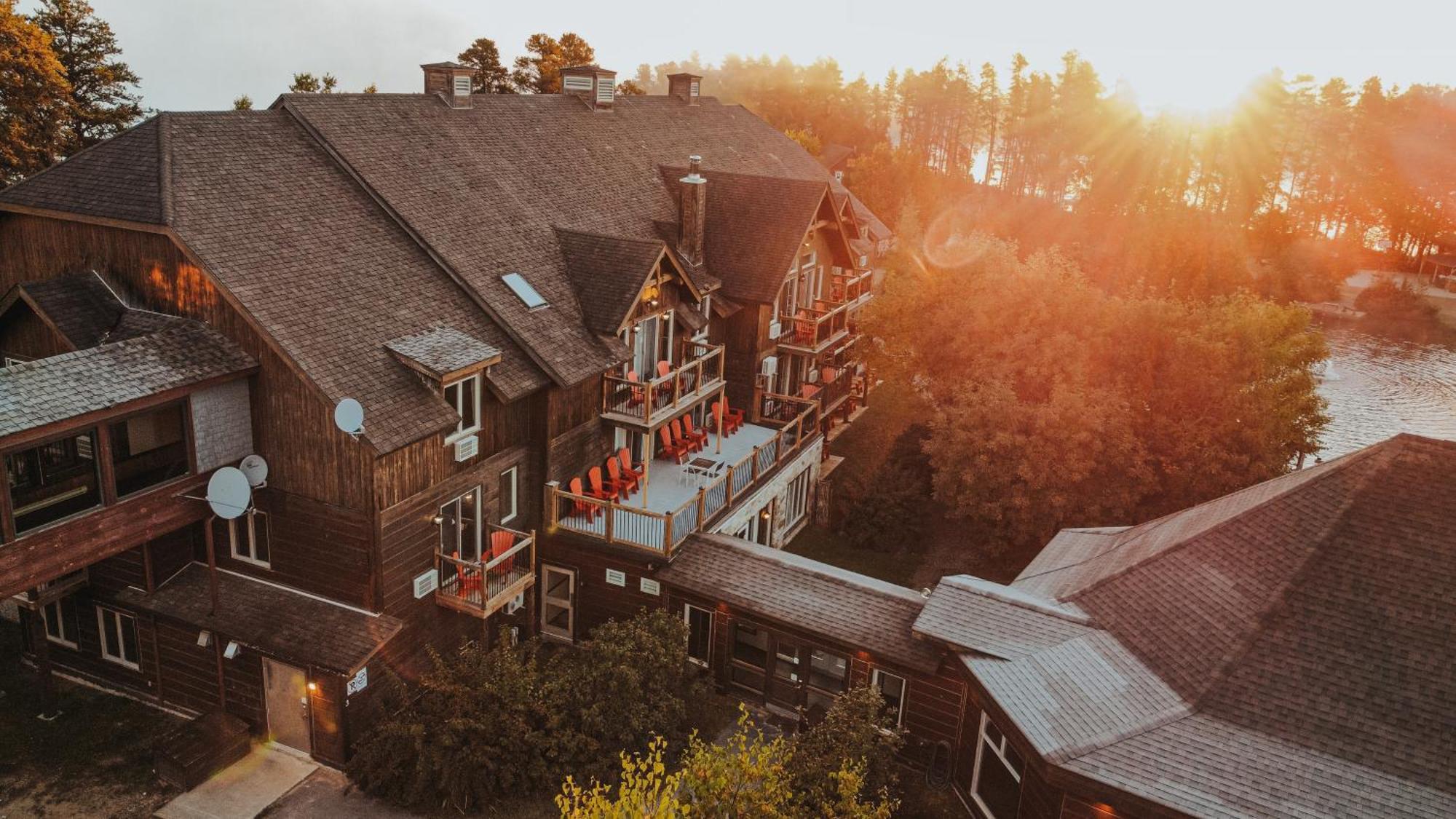 Auberge Du Lac Taureau Saint-Michel des Saints Exterior photo
